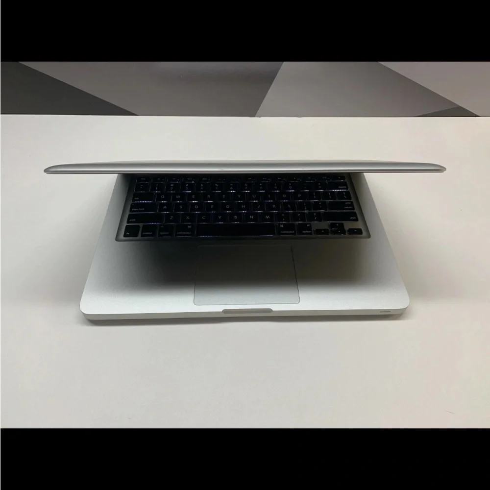 Apple MacBook in Sleek Silver